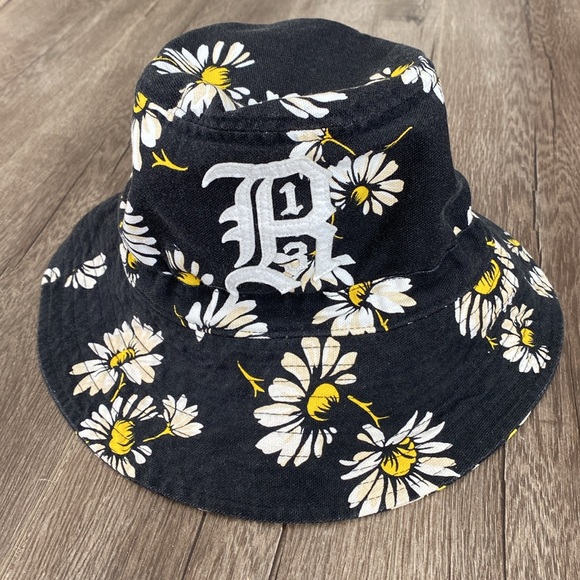 R13 Bucket Hat - Picture 4 of 14